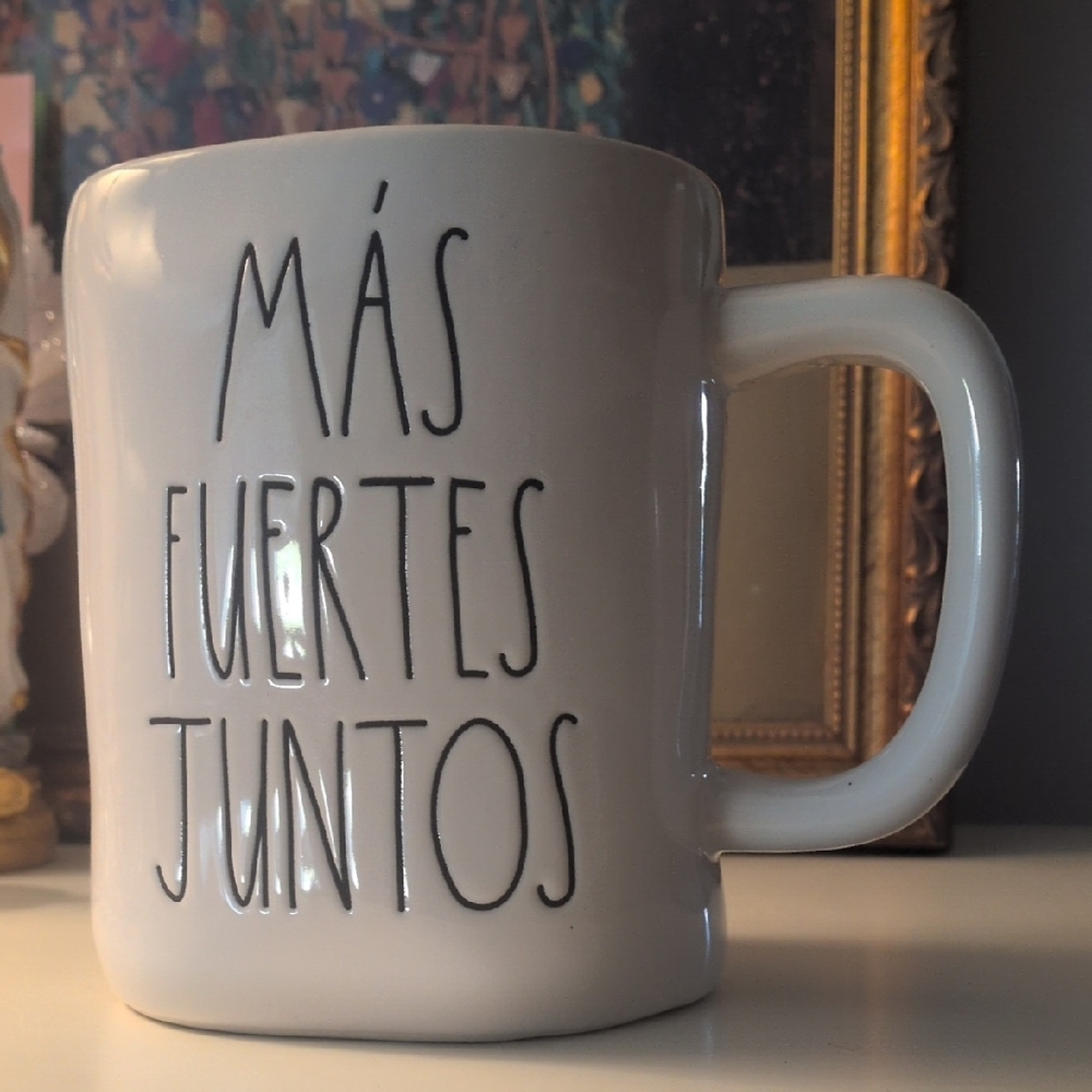 Rae Dunn Cream Mug - Más Fuertes Juntos "Stronger Together"